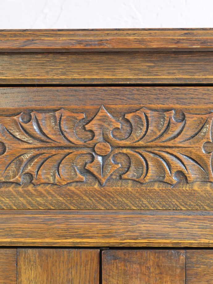 英国アンティーク家具らしい装飾