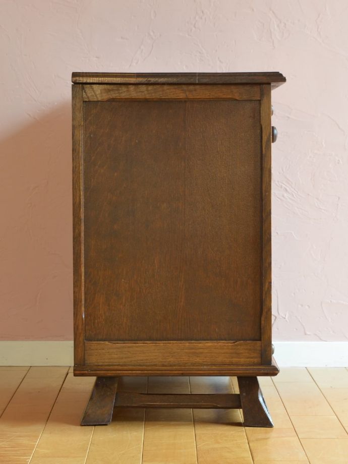 サイドボードの側面