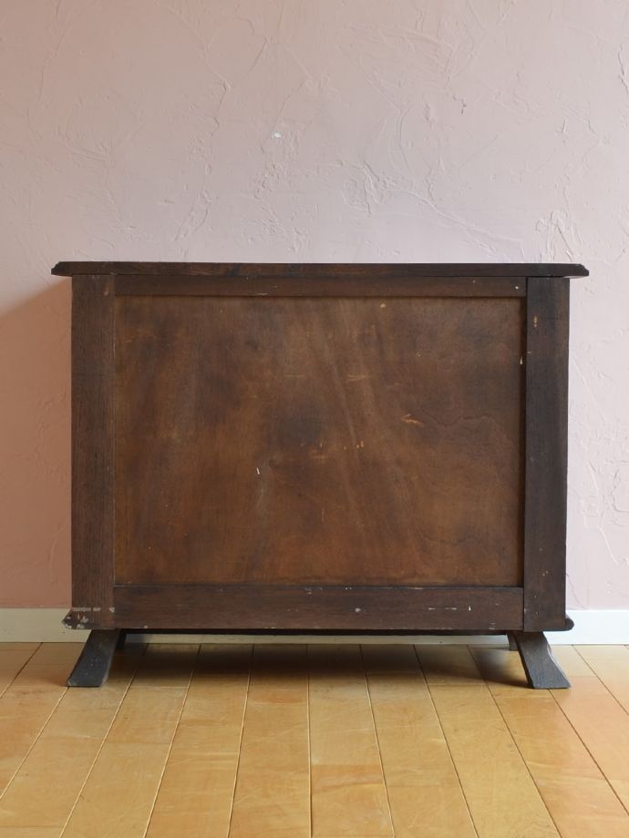 サイドボードの後ろ姿