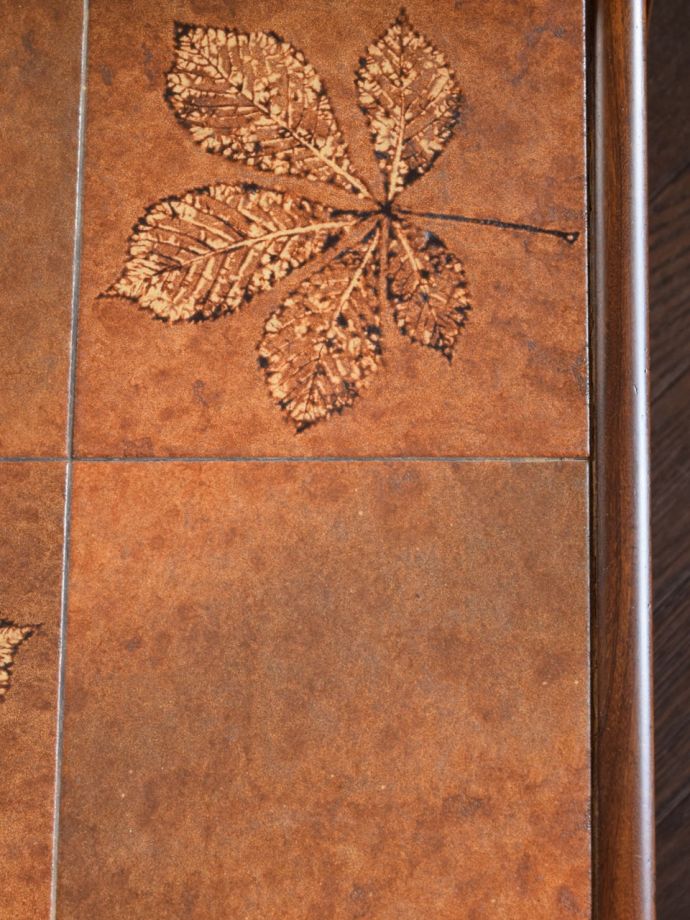 ビンテージテーブルのタイル