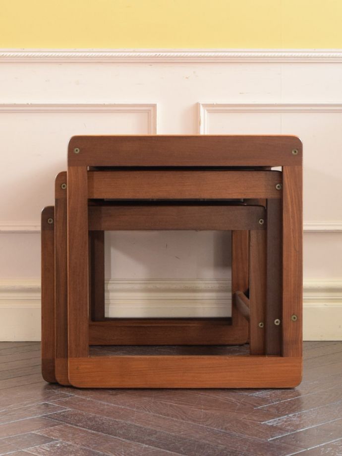 ビンテージコーヒーテーブルの側面