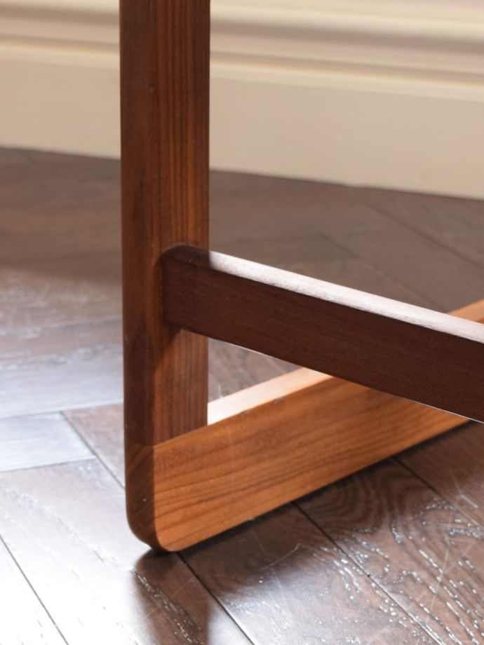 ビンテージテーブルの脚