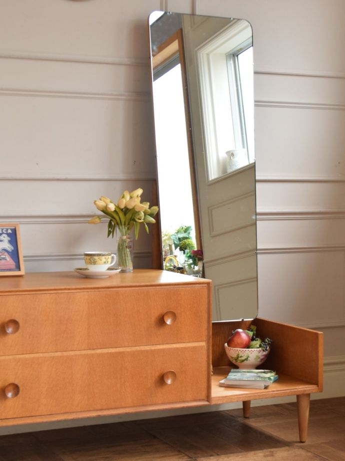 北欧スタイルのビンテージドレッサー