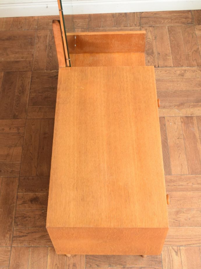 北欧スタイルのビンテージ家具の天板