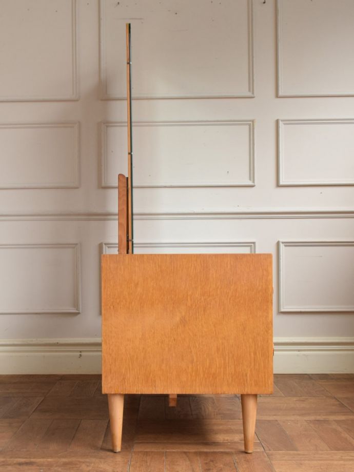 ドレッサーの側面