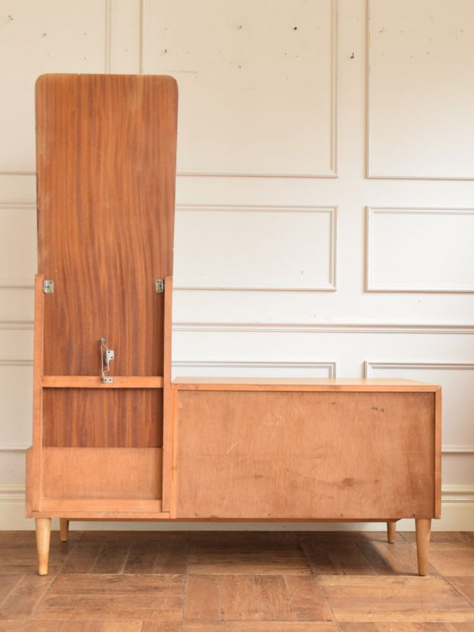 ドレッサーの後ろ姿