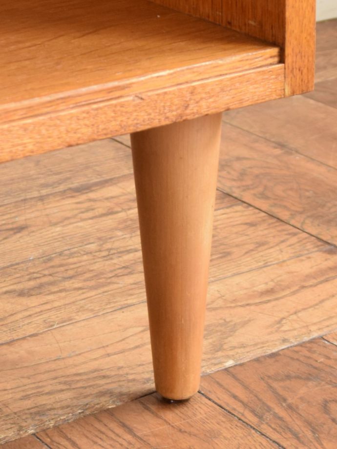 ビンテージドレッサーの脚