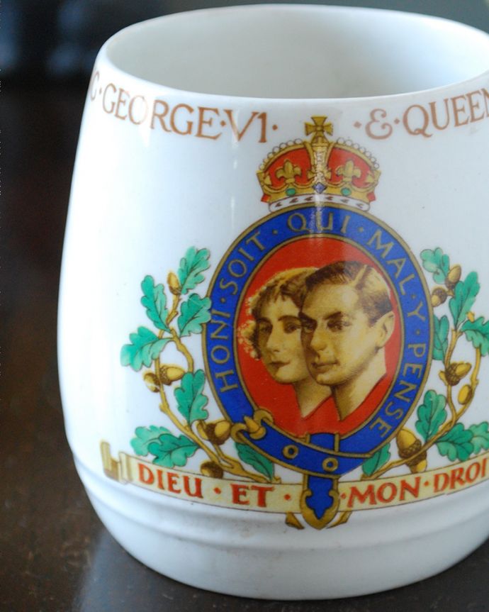 アンティーク 陶磁器の雑貨 アンティーク雑貨 英国のアンティーク雑貨、1937年のコロネーションマグカップ。英国王室のコロネーショングッズ英国王室の記念行事にまつわる絵柄が描かれている、人気のコロネーショングッズです。(m-799-z)
