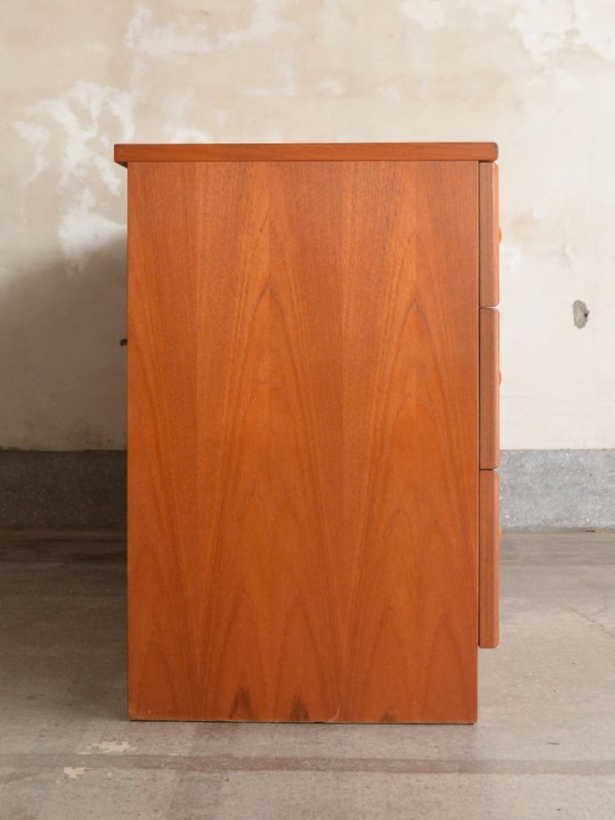 G-planのチェストの側面