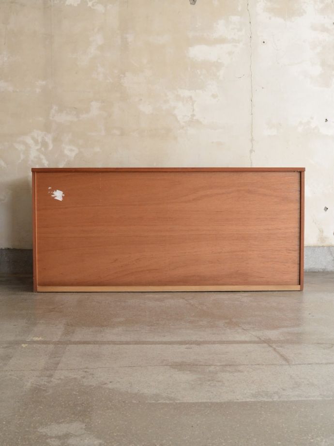 G-PLANのチェストの後ろ姿