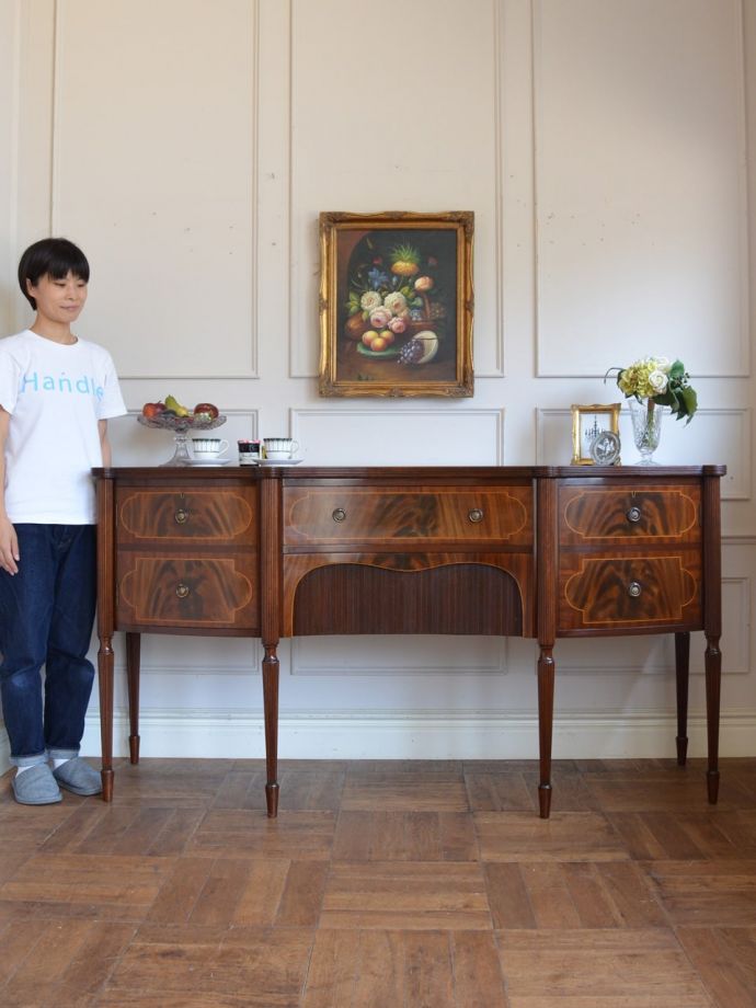 英国アンティークのサイドボード