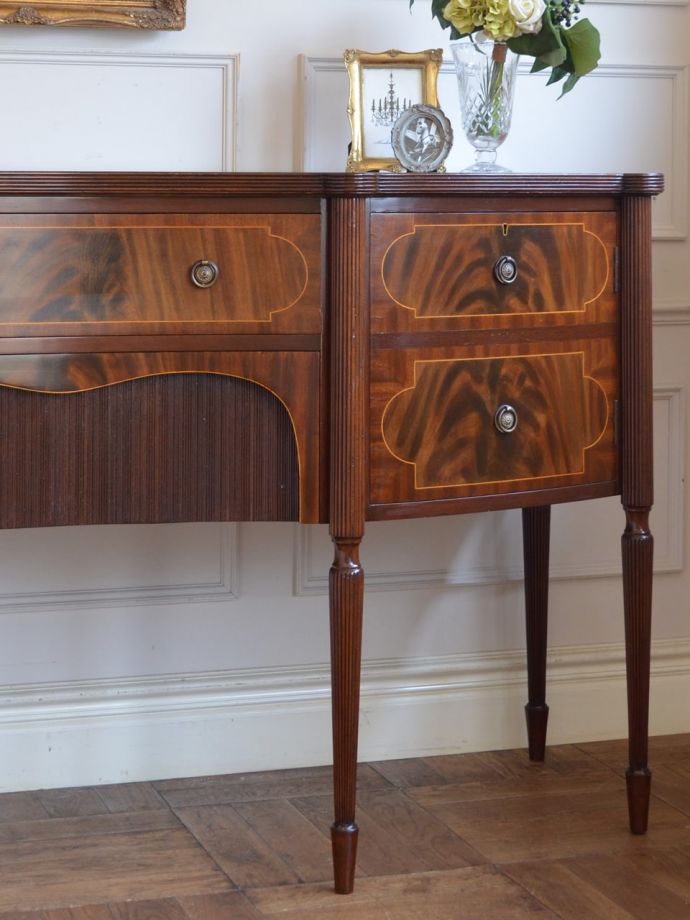 アンティーク家具らしい美しい杢目