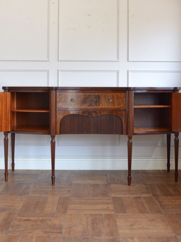 サイドボードの扉の中