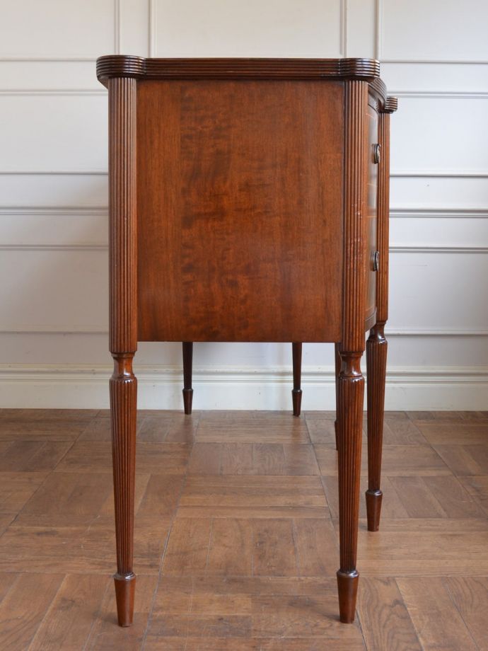 サイドボードの側面