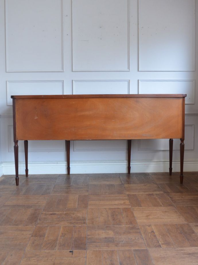 サイドボードの後ろ姿