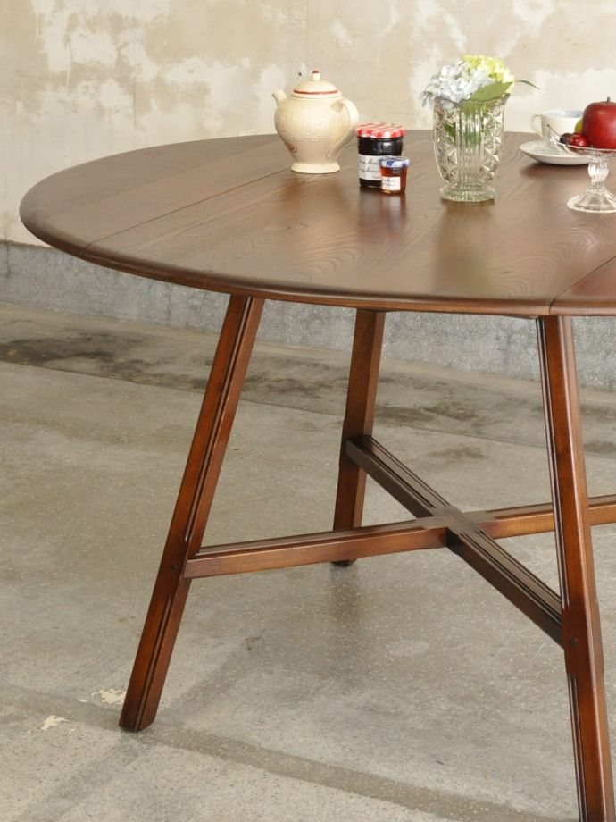 北欧スタイルのビンテージテーブル