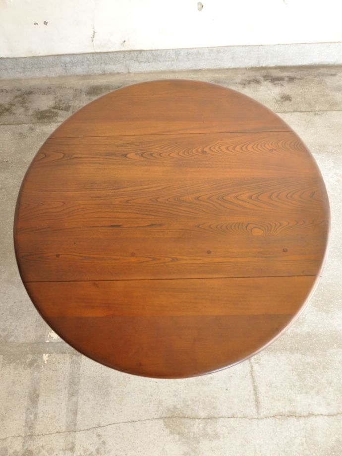 天板を広げた伸長式テーブル