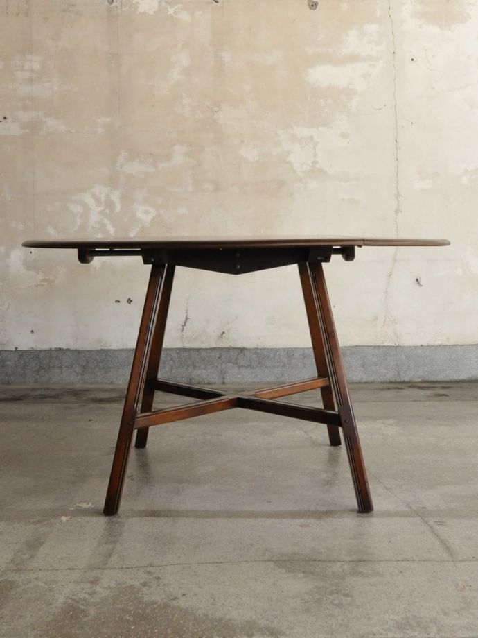 伸長式のダイニングテーブル