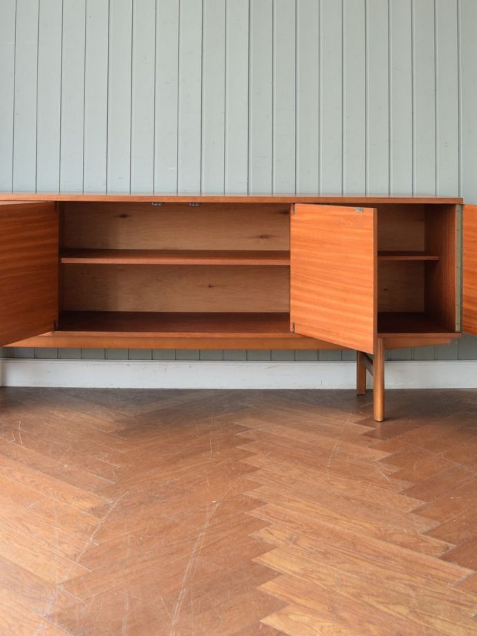 ビンテージ家具の扉の中