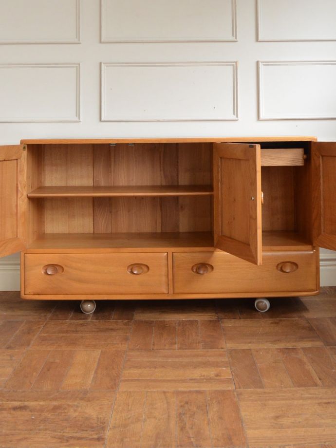 アーコールのキャビネットの扉の中