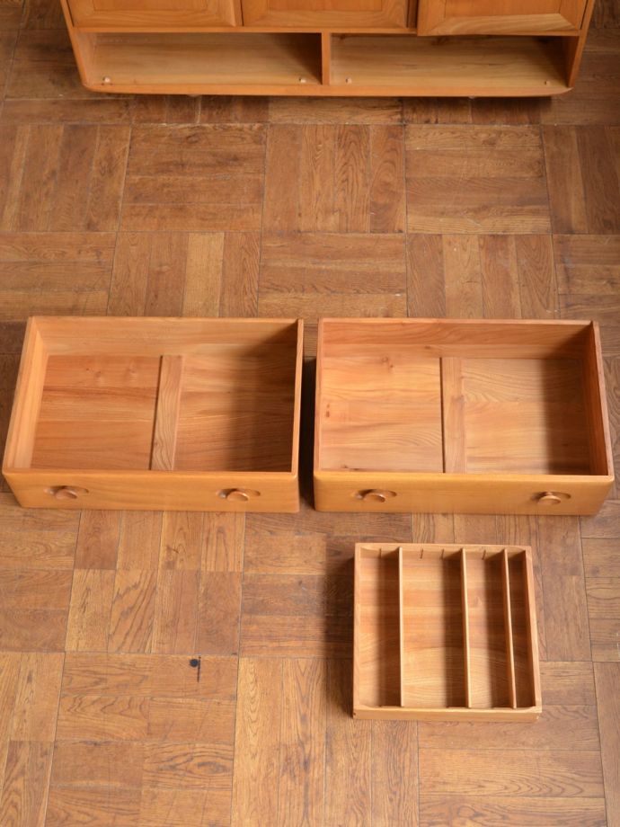 サイドボードの引き出しの中