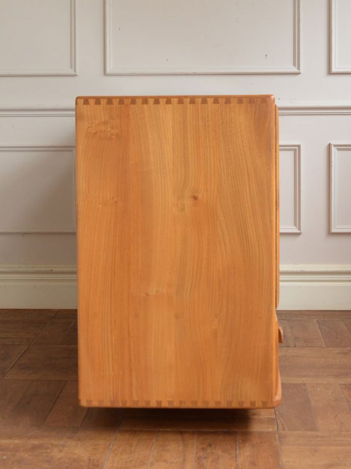 アーコールのキャビネットの側面