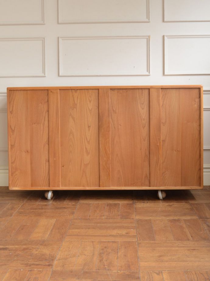 ビンテージキャビネットの後ろ姿