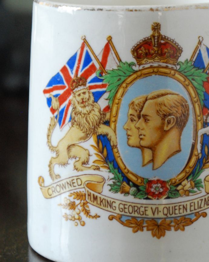 アンティーク 陶磁器の雑貨 アンティーク雑貨 英国のアンティーク雑貨、1937年のコロネーションマグカップ。英国王室のコロネーショングッズ英国王室の記念行事にまつわる絵柄が描かれている、人気のコロネーショングッズです。(m-806-z)