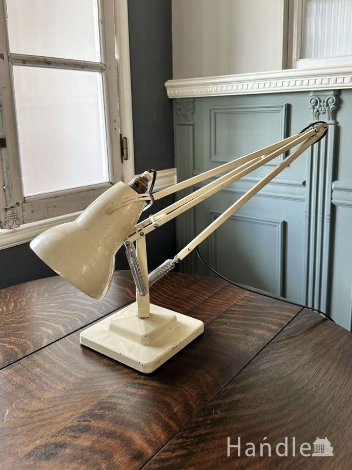 アームが動くランプ