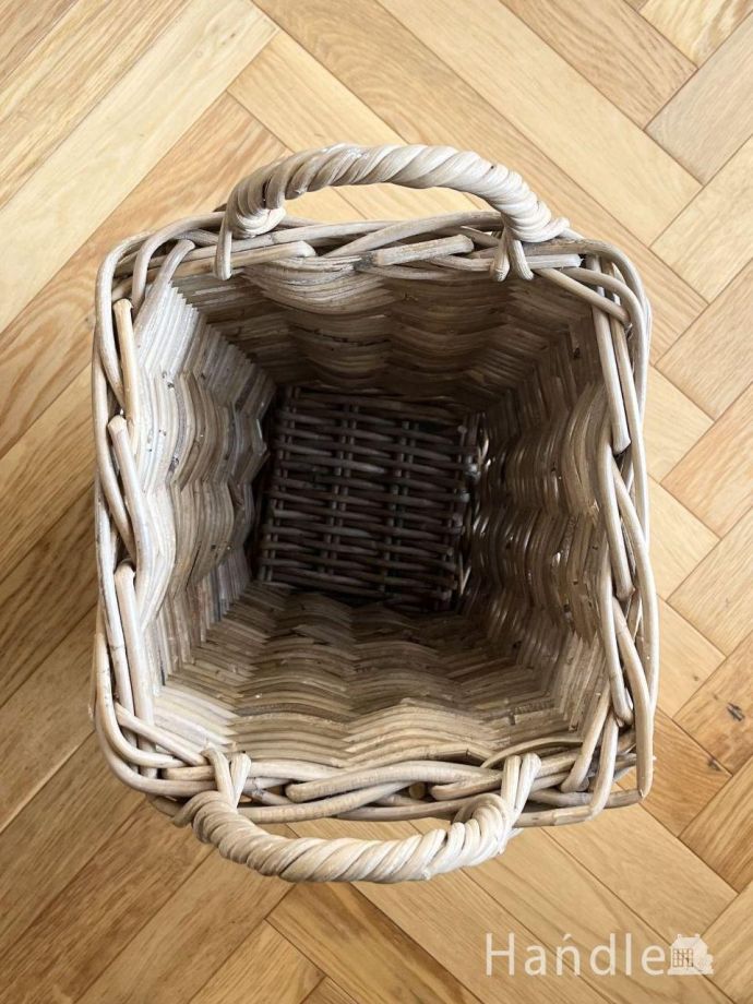 アンティークバスケットの中