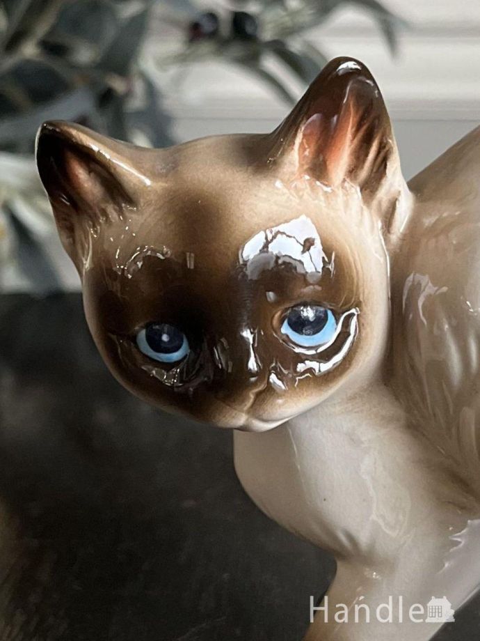 英国アンティークの猫のオブジェ、陶磁器で出来たシャムネコのフィギュ