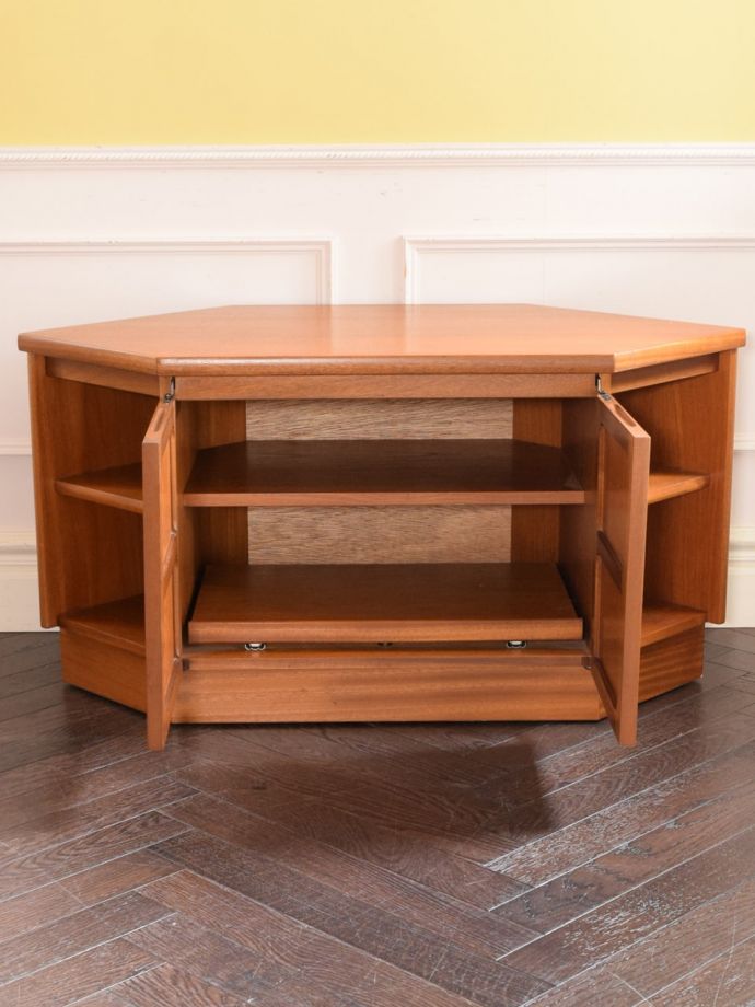 ヴィンテージキャビネットの扉の中