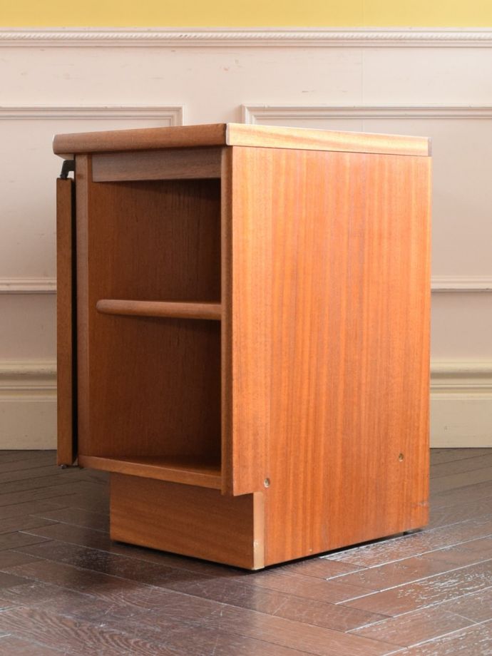 ビンテージキャビネットの側面