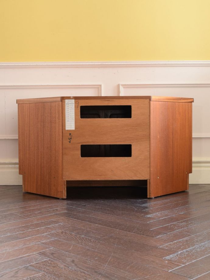 キャビネットの後ろ姿