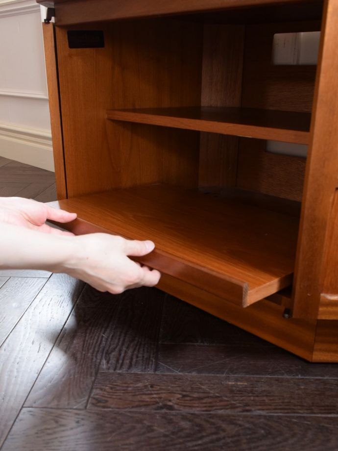 スライディングトレイ付きのキャビネット