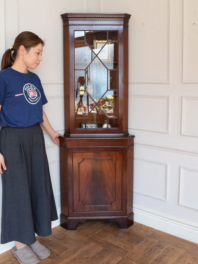 英国アンティークのガラスキャビネット