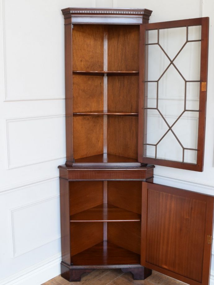 ガラスキャビネットの扉の中