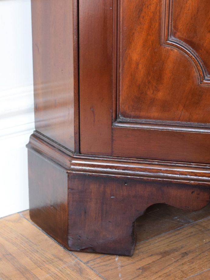 アンティークキャビネットの脚