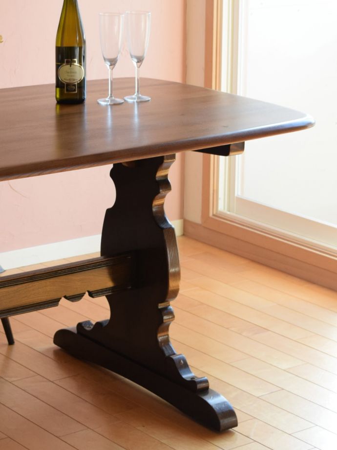 アーコール社のダイニングテーブル