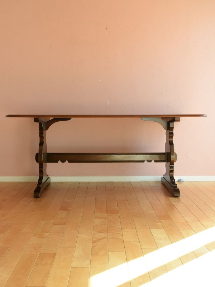 ダイニングテーブルの側面