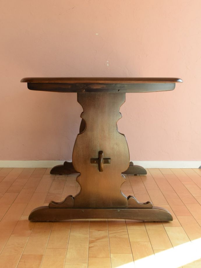 ビンテージテーブルの側面