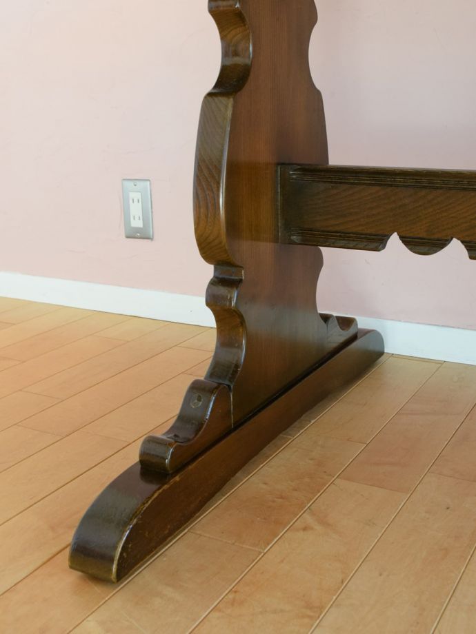 アーコールのテーブルの脚