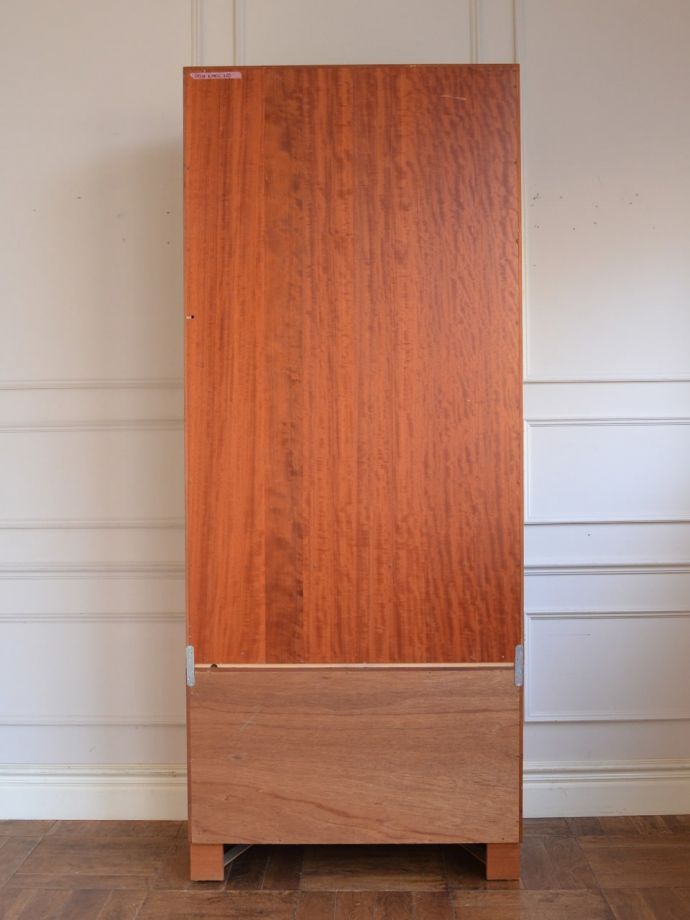 G-PLANのキャビネットの後ろ姿