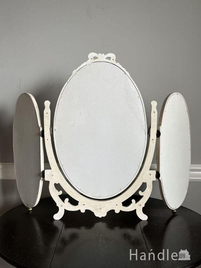 三面鏡の後ろ姿