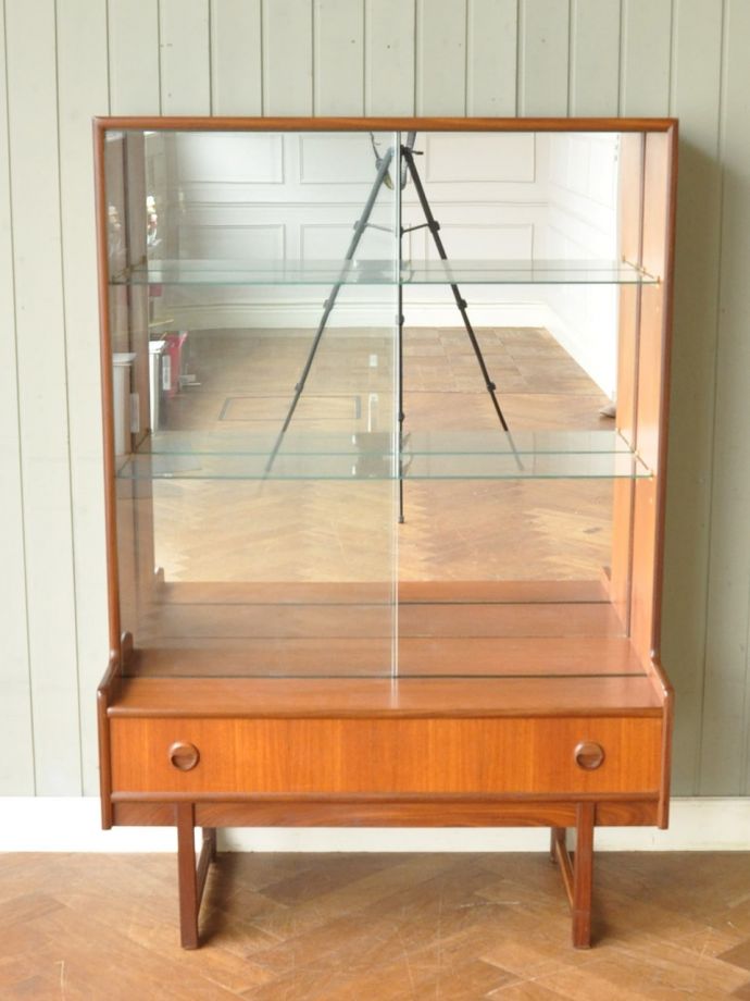 ヴィンテージキャビネットの扉の中