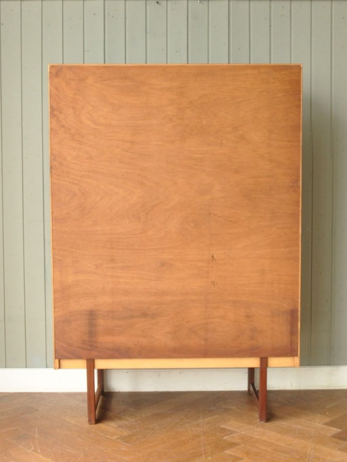 キャビネットの後ろ姿