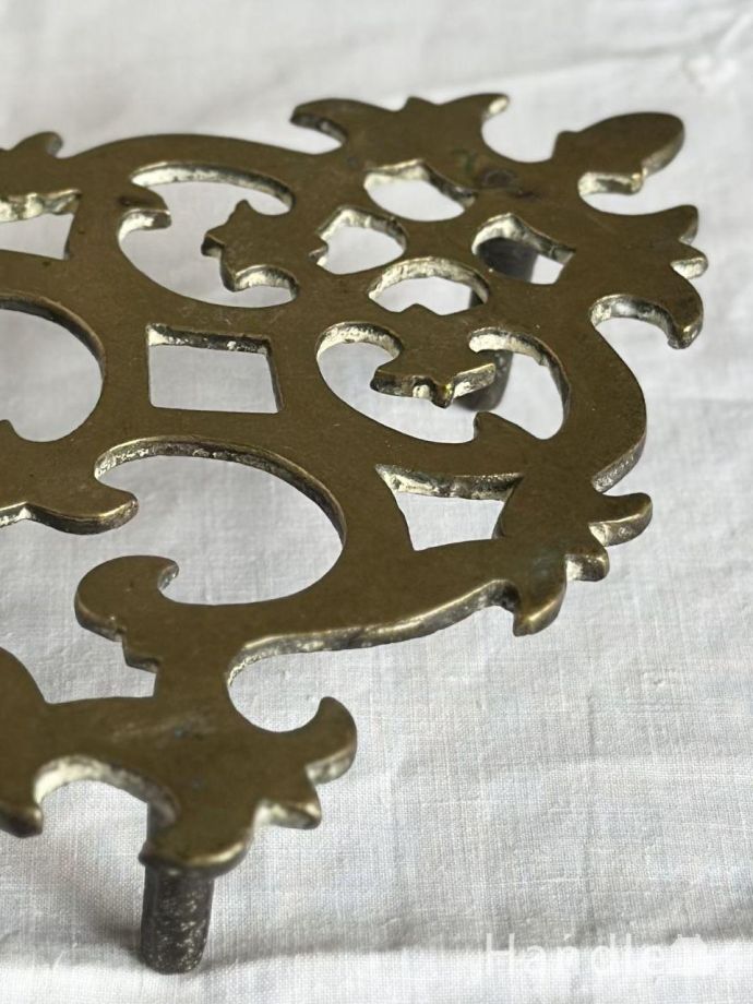 アンティーク真鍮製のトリベット