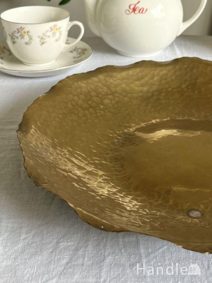 アンティーク 真鍮の雑貨 アンティーク雑貨 大きなお花のようなデザインがオシャレな真鍮製のアンティークプレート。本物の真鍮製なので、使っていくごとに味わい深い色合いに変化していきます。(k-2670-z)