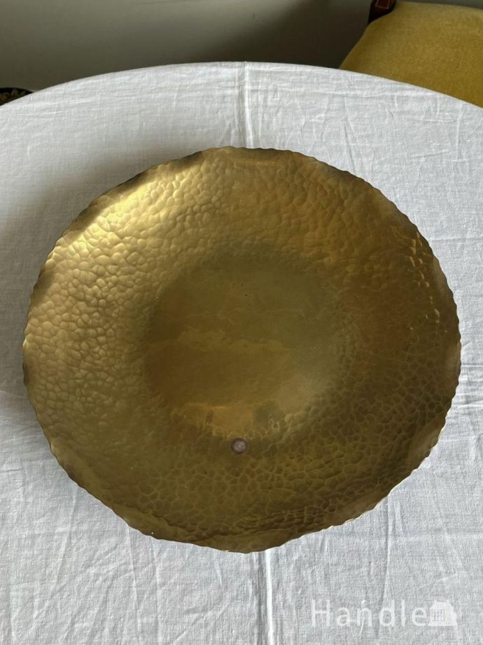 アンティーク 真鍮の雑貨 アンティーク雑貨 大きなお花のようなデザインがオシャレな真鍮製のアンティークプレート。上から見るとこんな感じですアンティークは新品ではなので多少のキズ・汚れがある場合がありますが、使用上問題はありませんので、ご了承下さい。(k-2670-z)