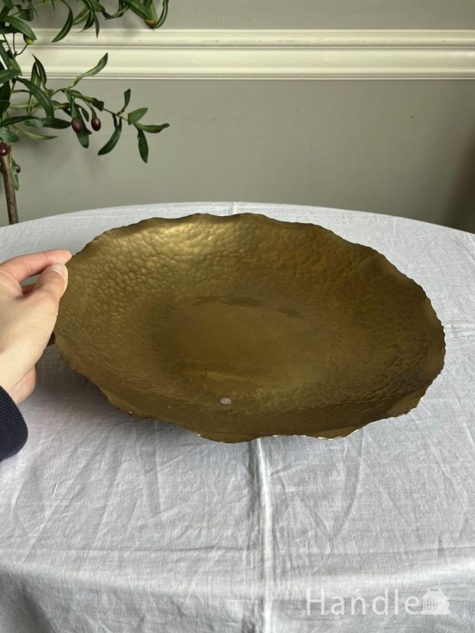 アンティーク 真鍮の雑貨 アンティーク雑貨 大きなお花のようなデザインがオシャレな真鍮製のアンティークプレート。デスクや、玄関にあるだけでお洒落です。(k-2670-z)